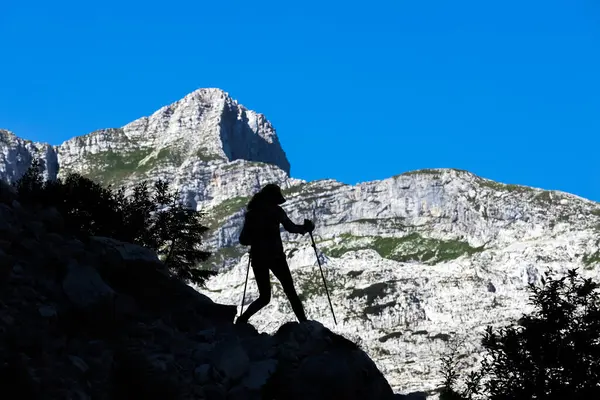 Caminhante Adventurosa Feminina Uma Trilha Montanha Até Cúpula Montanha Krn — Fotografia de Stock