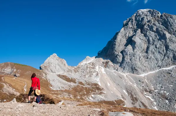 Mulher Aventureira Turista Admirando Monte Mangart Procurando Trilhas Que Levam — Fotografia de Stock