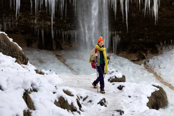 Жінка Соло Досліджуючи Джуліан Альпи Зимовий Час — стокове фото