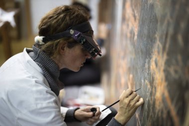 Bir Uzman Yetişkin Kadın Ressamın Stüdyosundaki Eski Büyük Ressamın Restorasyonu