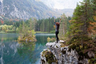 Orta Yetişkin Kadın Avrupa Alplerinde Doğal Sükunetin Tadını Çıkartıyor