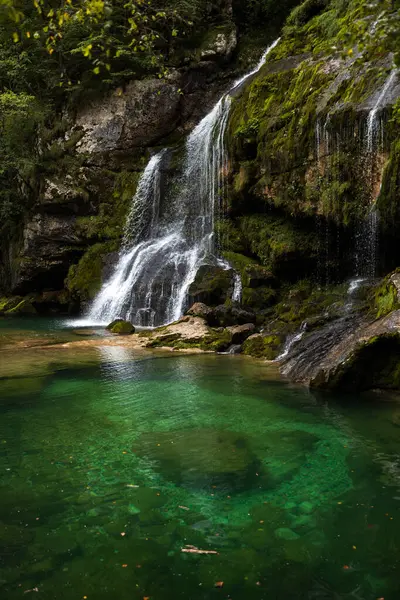 Alpský Vodopád Smaragdová Zelená Laguna Vodním Toku Gljun Bovci Slovinsko — Stock fotografie