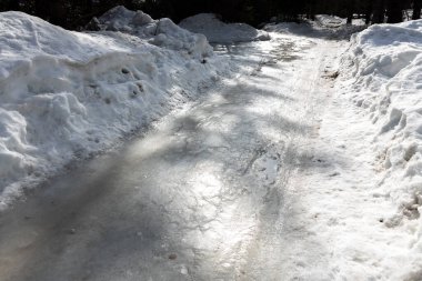 Kırsal kesimden işe giderken kışın Donmuş Buzlu Yol