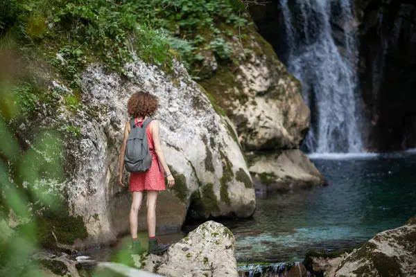 Descoberta Aventura Caminhada Montanhas Selvagem Para Jovem Adulto Mulher — Fotografia de Stock
