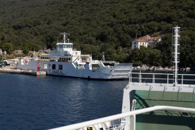 Porozina, Cres, Hırvatistan - 09 Eylül 2023: Island Cres sadece feribot kullanan bir araçla görülebilir. Burada Brestova 'dan Cres Adası' ndaki Porozina 'ya giden iki gemiden biri var.