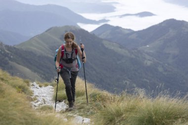 Olgun Yetişkin Kadın Vadiden Krn Dağı 'nın zirvesine yürüyor - Julian Alps Slovenya