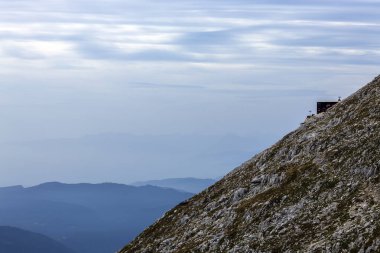 Krn Dağı, Kobarid, Slovenya - 10 Ekim 2023: Julian Alplerindeki Krn Dağı 'nın tepesindeki Gomikovo Zavetie Dağı Kulübesi.