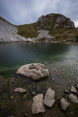 Birinci ve ikinci Dünya Savaşı kalıntıları Julian Alps Slovenya 'daki Luznica gölünde bir kayanın üzerinde