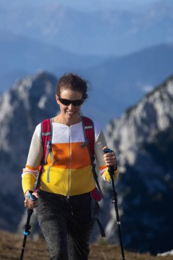 Serene Yetişkin Kadın Yürüyüşçüsü Hızlı Adım Kardiyolojisi Avrupa Alpleri 'ndeki bir dağın tepesinde