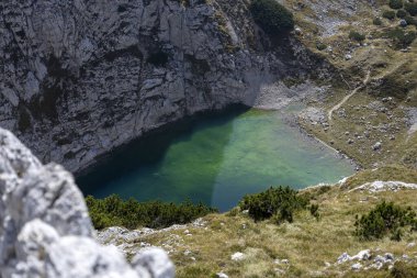 Slovenya 'nın Julian Alpleri' nin en yüksek konumdaki gölleri olan Krisk Podi 'nin Aşağı Alp Gölü