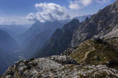 Kriki Podi Çevre Panoraması Trenta Vadisi ve Julian Alps Slovenya 'daki Dağ Kulübesi manzaralı