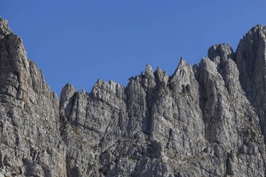 Julian Alps Slovenya 'da Kaya Kireçtaşı Tepelerinde Su Karı ve Rüzgar Erozyonu