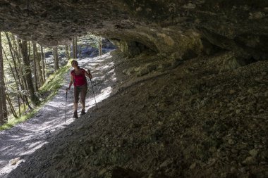 Vrata Vadisi Yürüyüş Yolu 'ndaki Doğal Jeoloji oluşum mağaraları - Julian Alps Slovenya