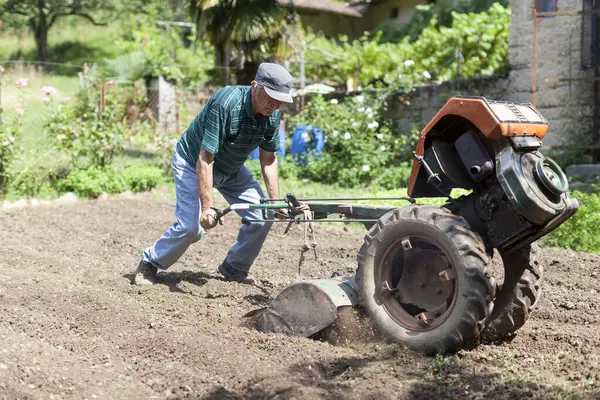 Anciano Preparando Jardín Para Nueva Temporada Usando Contador Motores —  Fotos de Stock