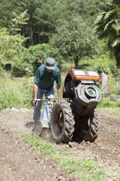 Anciano Preparando Jardín Para Nueva Temporada Usando Contador Motores —  Fotos de Stock