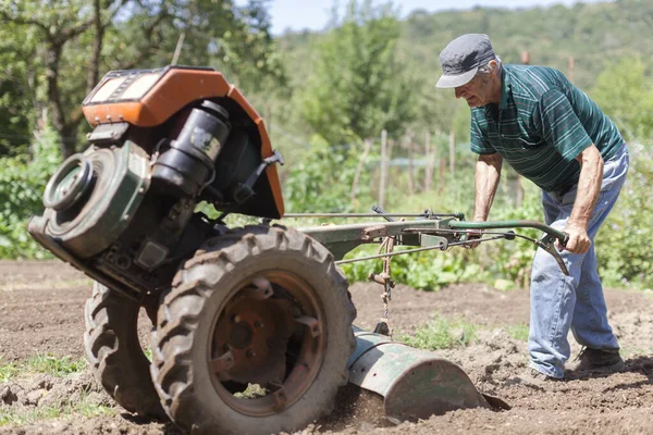 Hombre Mayor Jardinería Con Motor Tiller Para Cultivar Patio Trasero —  Fotos de Stock