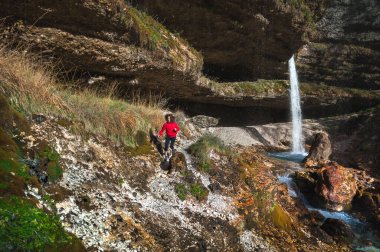 Yetişkin Kadın Turist Gezgini Dağlarda Koşan Şelale Ortamı