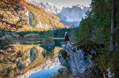 Fusine Gölleri 'nin Sahne Alp Ortamı, Tarvisio İtalya' da Yetişkin Bir Kadın Sırt Çantası Keşfi