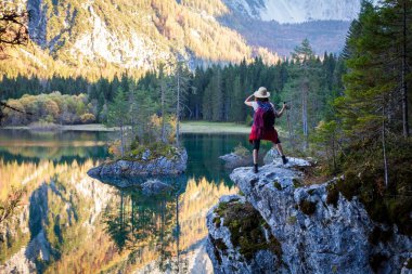 Fusine Gölleri 'nin Sahne Alp Ortamı, Tarvisio İtalya' da Yetişkin Bir Kadın Sırt Çantası Keşfi