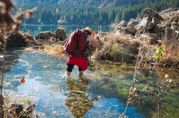 Despreocupado Feminino Backpacker Wade Montanha Lago Água Descalço — Fotografia de Stock