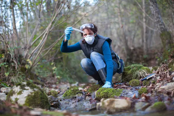 Concentrato Biologo Adulto Donna Making Field Test Flusso Acqua — Foto Stock