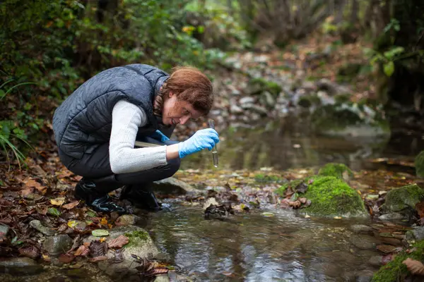 Bioložka Pracující Terénní Kontrole Mechanického Znečištění Potoka Vody Lese — Stock fotografie