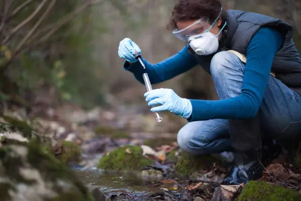 Určit Biolog Dospělá Žena Polní Test Proudu Vody Činidel — Stock fotografie