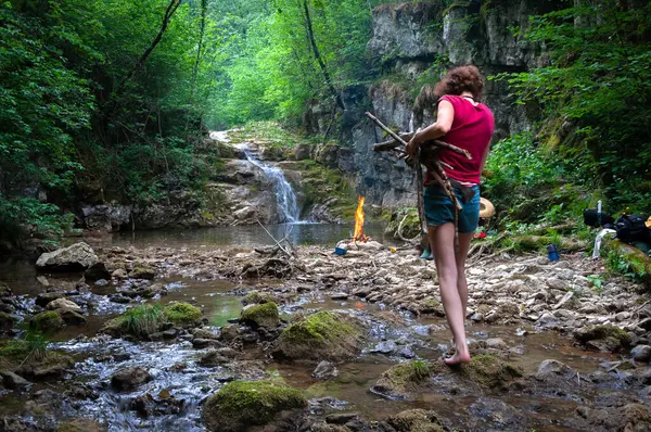 Caminhante Sobrevivente Adulta Preparando Madeira Para Uma Fogueira Selva Uma — Fotografia de Stock