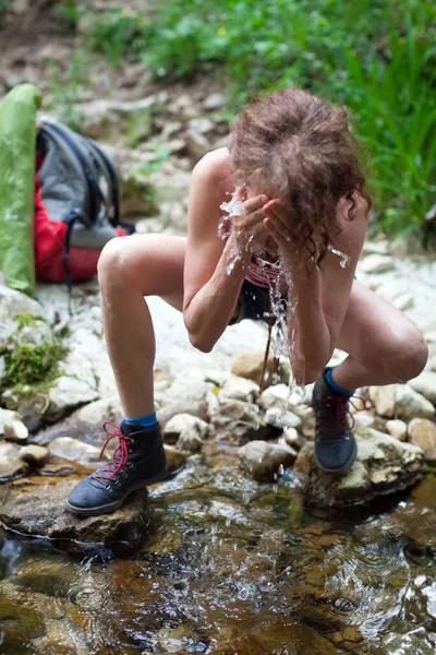 Mulher Caucasiana Backpacker Lavando Seu Rosto Córrego Selvagem Uma Caminhada — Fotografia de Stock