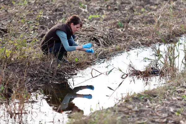 Female Ecology Worker Research Mechanical Pollution Water Ground City Suburbs — Stock fotografie