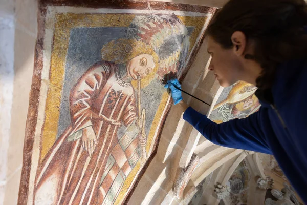 Restorer Especialidade Feminina Retouching Antique Gothic Fresco Church Ceiling Parish — Fotografia de Stock