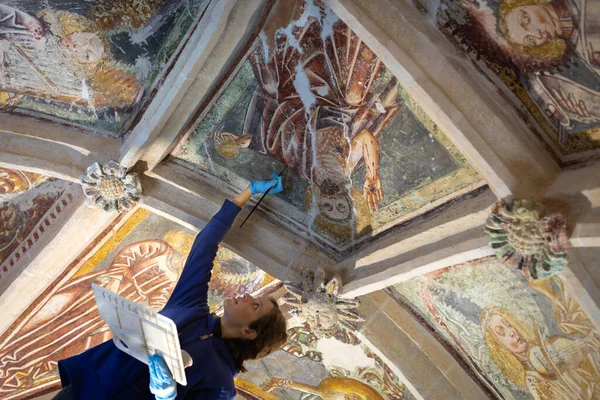 Adulto Restaurador Mulher Retoque Antigo Gótico Fresco Sob Teto Igreja — Fotografia de Stock
