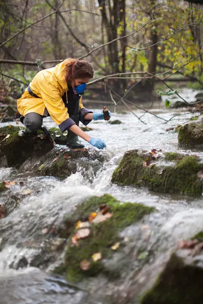 Bělošský Dospělý Biolog Sbírající Vzorky Vody Pro Další Zkoumání Potoka — Stock fotografie