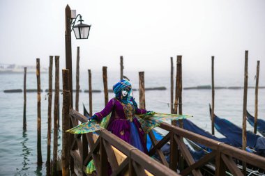 Venedik, Veneto, İtalya - 28 Ocak 2024: Venedik Peacock Venedik Karnavalı Maskeli Kadın Dans ve Pozisyonu St. Mark 's Waterfront