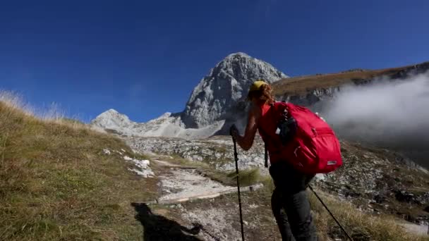 Mujer Adulta Solo Trekker Descendiendo Una Montaña Valle Nublado Julian — Vídeos de Stock