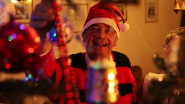 Senior Man Διακόσμηση Χριστουγεννιάτικο Δέντρο Vintage Διακοσμήσεις Στο Σπίτι Την — Αρχείο Βίντεο