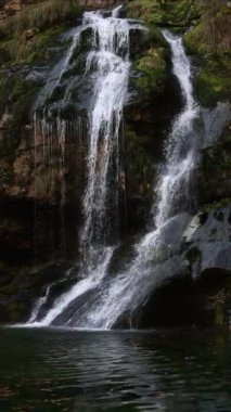 Bovec kasabası yakınlarındaki Alp Idyllic Virje Şelalesi Lagoon Dikey Klibine akıyor 