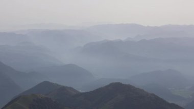 Julian Alps Slovenya 'daki Krn Dağı' ndan Panoramik Manzara Dağ Kulübesi - Tepesinde Alp Barınağı