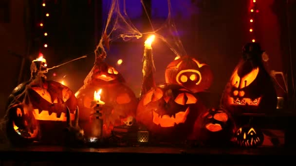 Halloween Jack Latarnie Rzeźbione Dyń Rozmieszczone Tle Konfiguracji Świecami Płonące — Wideo stockowe