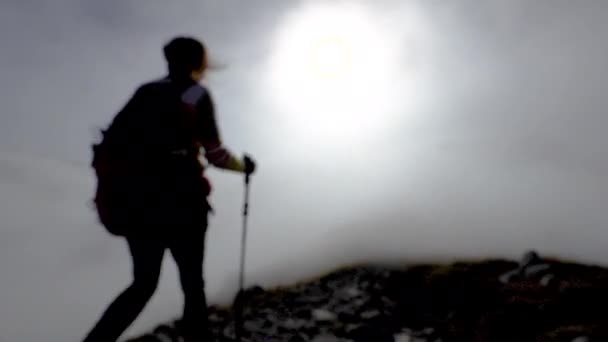 Dorosła Kobieta Solo Trekker Schodząca Góry Mglistej Doliny Alpy Julijskie — Wideo stockowe