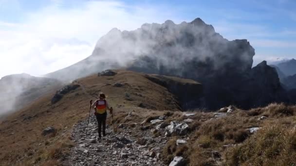 Mujer Adulta Solo Trekker Descendiendo Una Montaña Valle Nublado Julian — Vídeo de stock