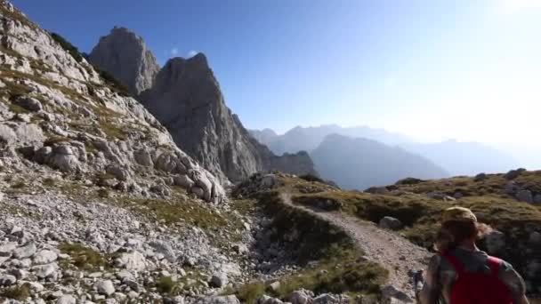 Volwassen Vrouw Backpacker Wandelen Mooie Zonnige Dag Europese Alpen Kriski — Stockvideo