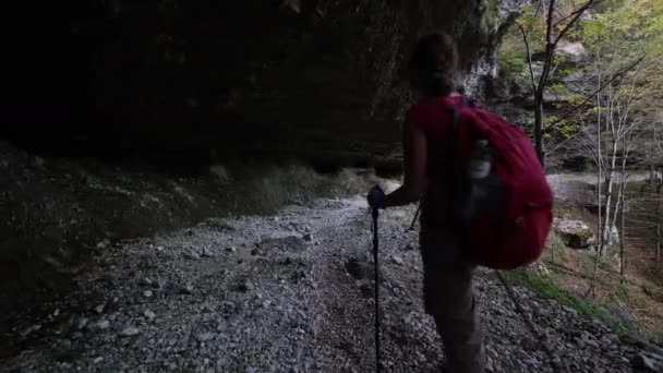 Kaukasische Reife Frau Wandert Mit Rotem Rucksack Durch Interessante Geologische — Stockvideo