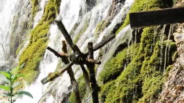 美丽的欧洲阿尔卑斯山自然环境中的瀑布上的手工磨坊 生活方式的物体 — 图库视频影像