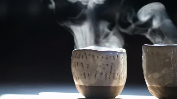 Kokulu Kahve Fincanı Karanlık Arkaplanda Sabah Işığında Kaynıyor — Stok video