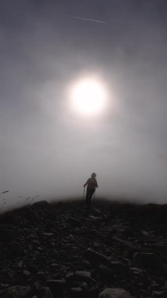 成年女性远足人士进入美丽的高山高原顶部的相机视野 多雾的云雾改变着恶劣的天气 — 图库视频影像