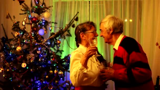 资深白种人夫妇在自家客厅共度圣诞佳节 — 图库视频影像