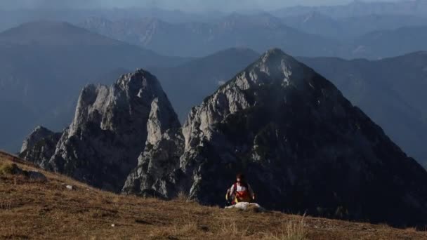 Dospělá Žena Solo Trekker Sestup Hory Mlhavého Údolí Julian Alps — Stock video