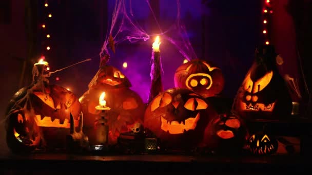 Halloween Tle Ręcznie Rzeźbione Dynie Jack Latarnie Świecami Dym Światła — Wideo stockowe