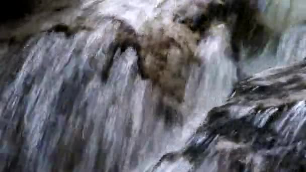 マウンテンスプリング 岩の上に流れる透明な水 完全なフレーム 閉じる — ストック動画